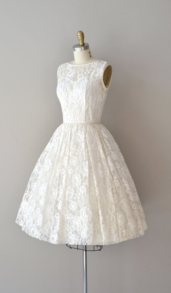 Simple Style White A Line Beach Vintage Wedding Dresses Crew Neck Lace Bridal Dresses Vestidos De Novia