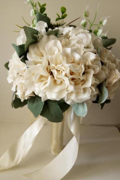 New Arrival Wedding Bouquet Ivory Handmade Flower with Leaves Wedding Bouquets